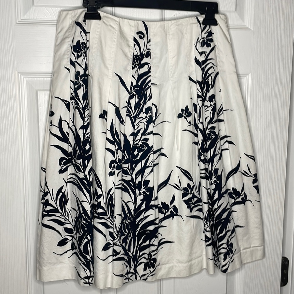 Black and white flowy fit skirt